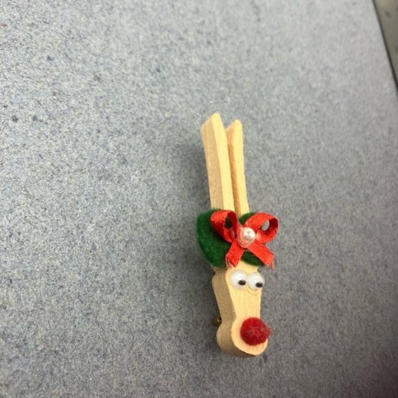 Christmas Pin Brooch Reindeer Wooden Clothes Pin Red Bow Nose Googly Eyes Retro - Picture 3 of 7